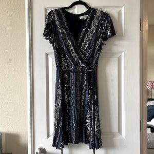 Loft patterned dress with short sleeves and waist tie